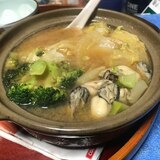 牡蠣とブロッコリーのコンソメ鍋